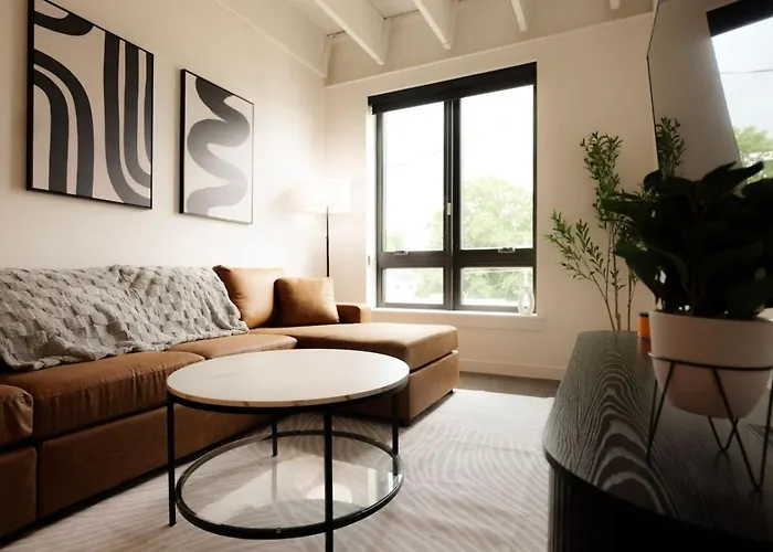 Above The Roots - Classy 1bd Escape *