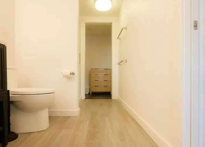 Above The Roots - Classy 1bd Escape