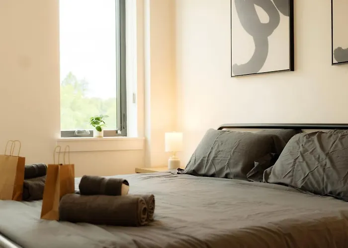 Above The Roots - Classy 1bd Escape